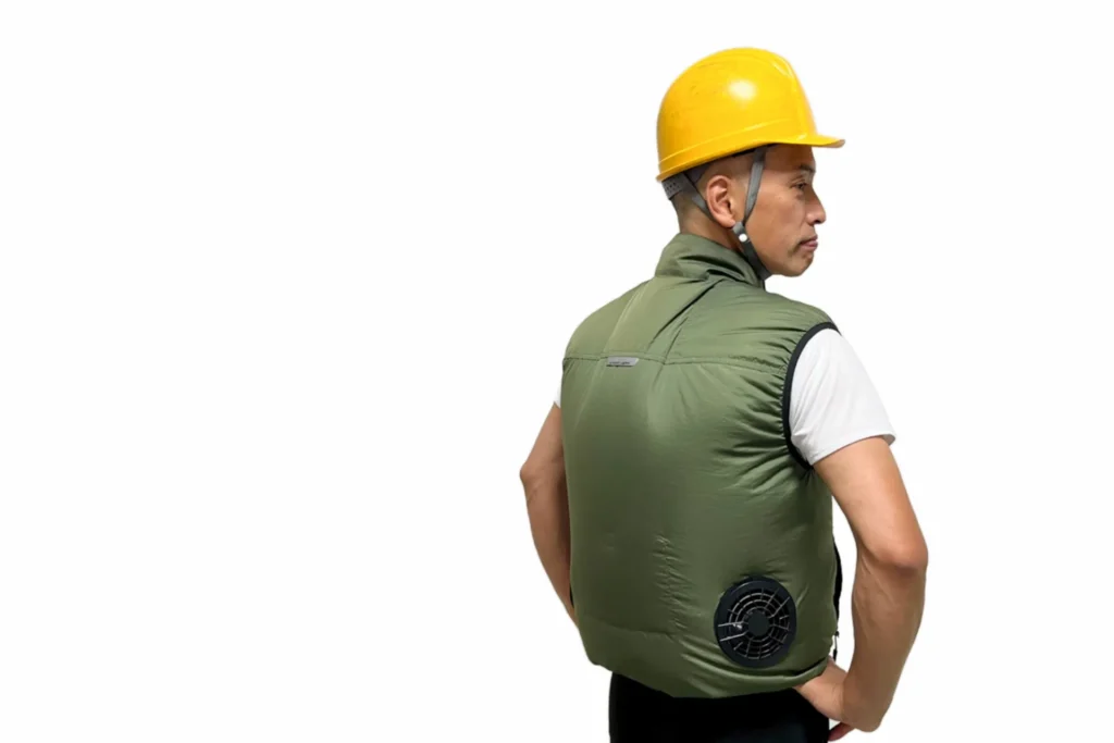 空調服を着たヘルメットを被った男性