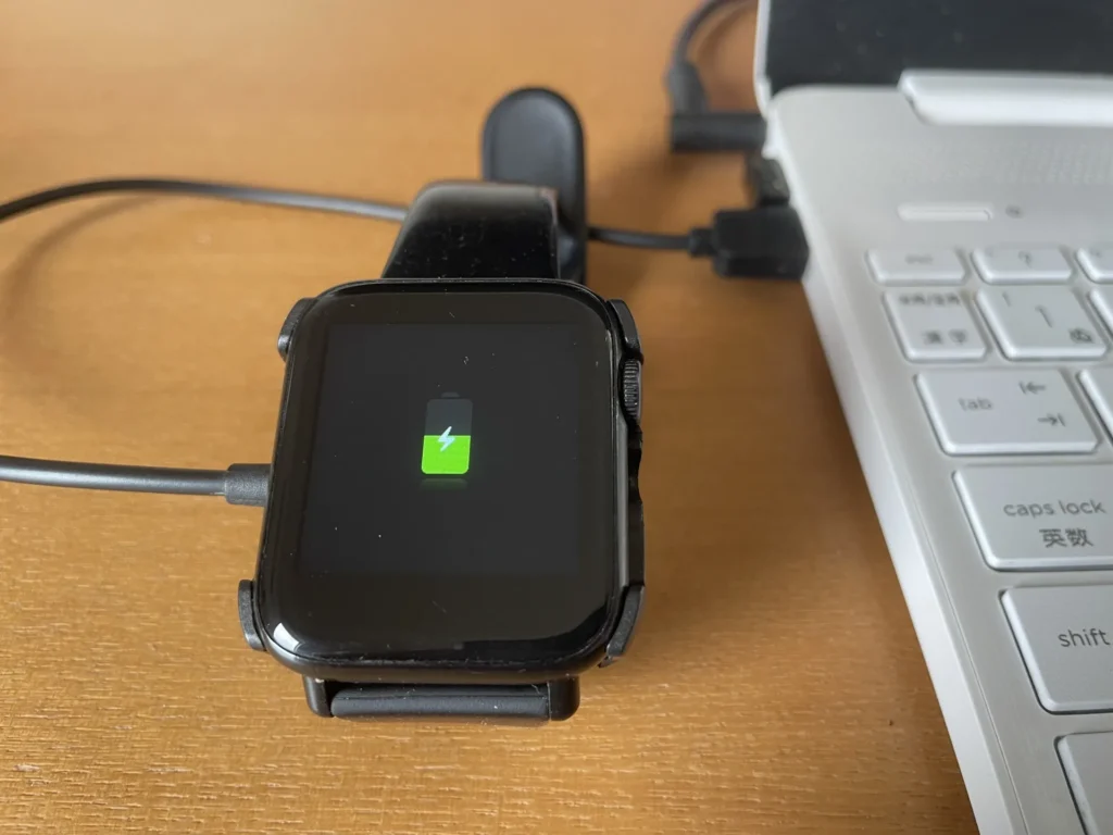 充電中のスマートウォッチ