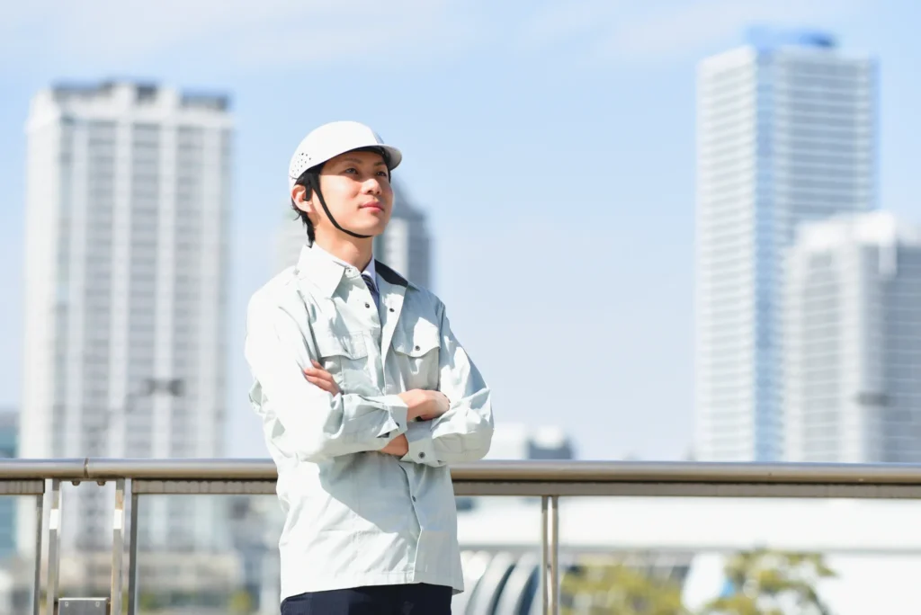 腕組みする作業員