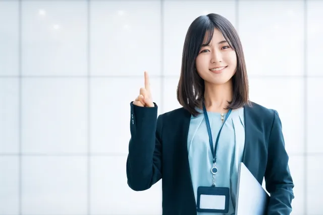アドバイスする女性