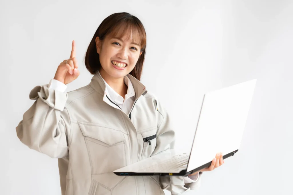人差し指を立てる女性