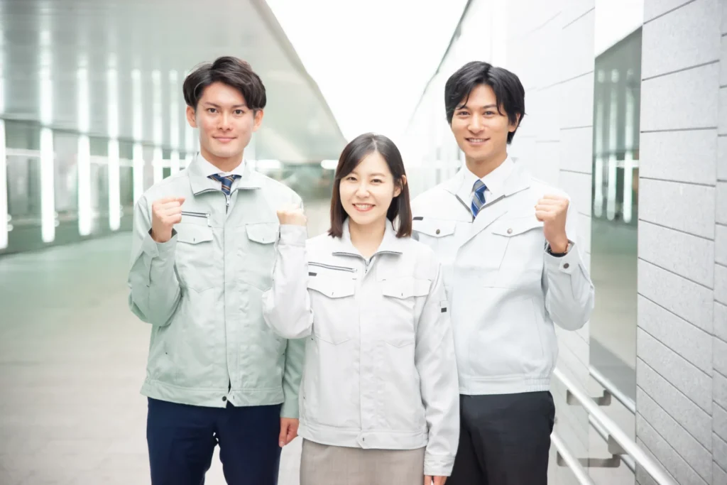 ガッツポーズをする作業員たち