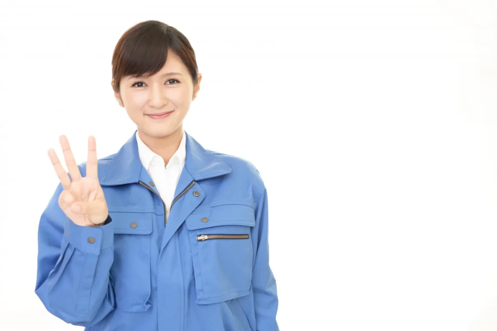 指で3を表す女性