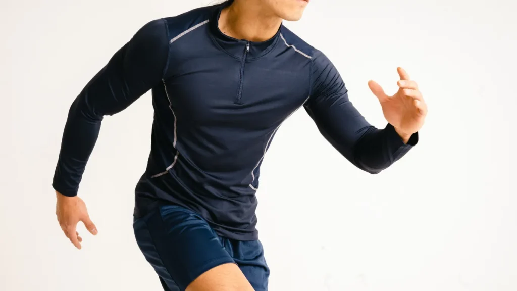 スポーツウェアで走る男性