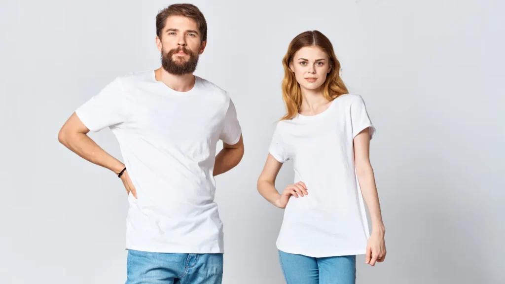 白いTシャツを着た男女