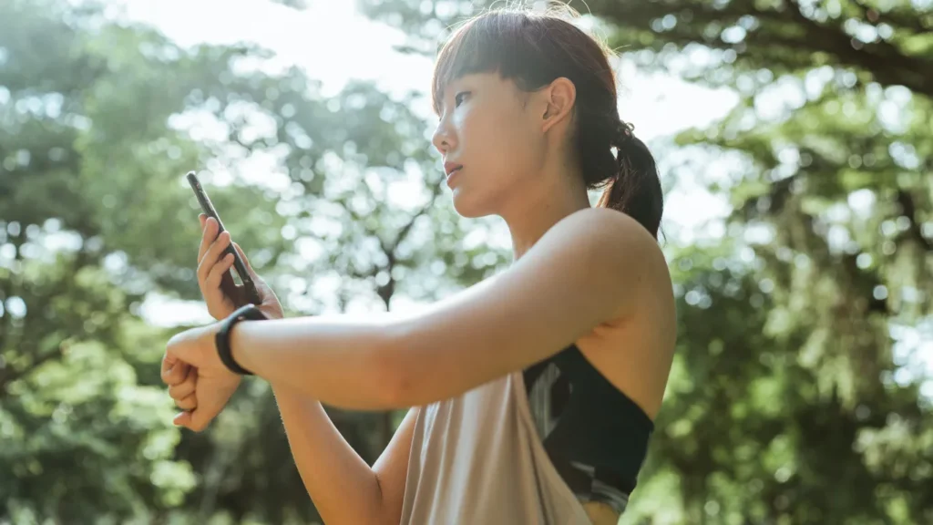 スマートウォッチを見る女性