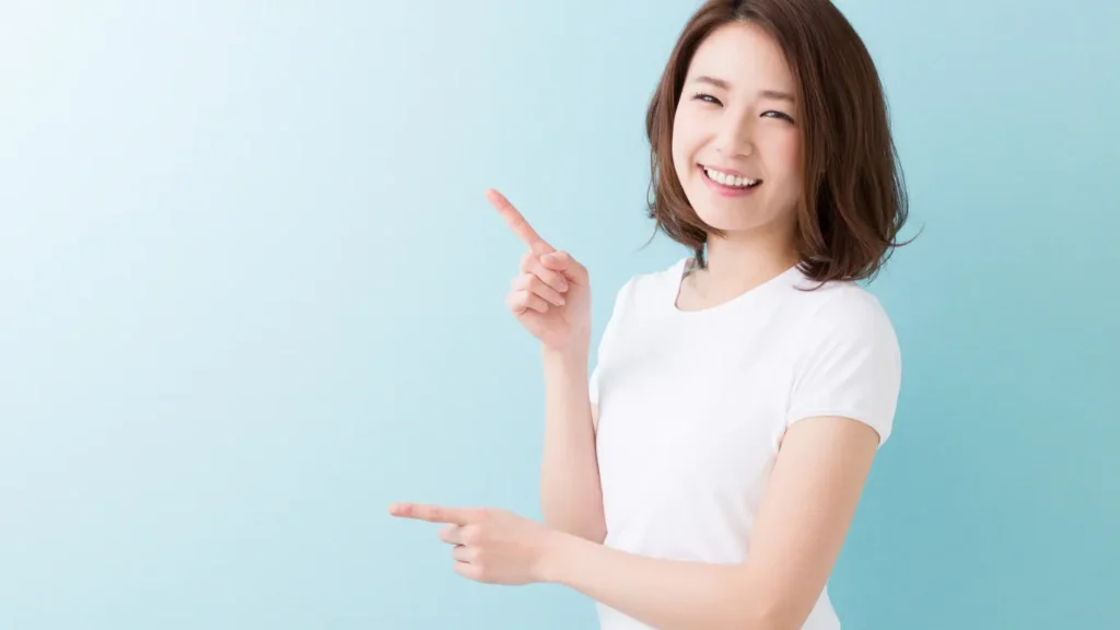 指差しする女性