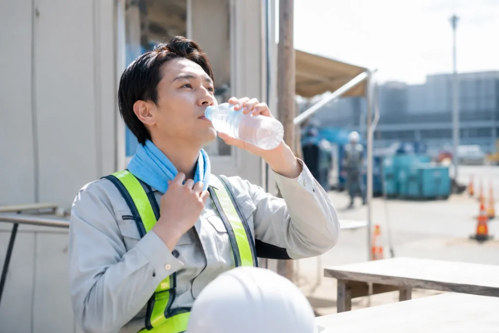 水分補給をする作業員